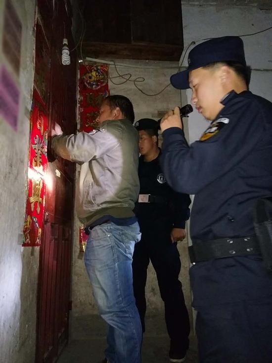 贞丰县小赵开锁换锁粗心妈妈误将幼女锁家中 