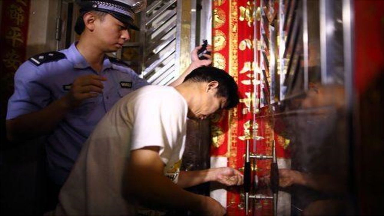 贞丰县小赵开锁换锁请开锁师傅开了锁后，师傅